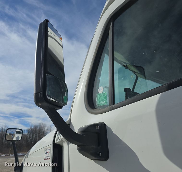 image for item DO7741 2014 Freightliner Cascadia semi truck