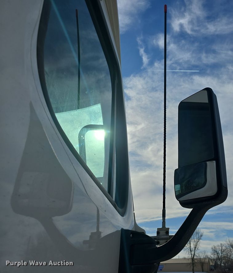 image for item DO7741 2014 Freightliner Cascadia semi truck