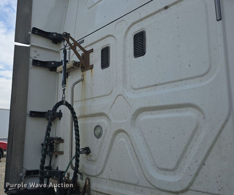 image for item DO7741 2014 Freightliner Cascadia semi truck