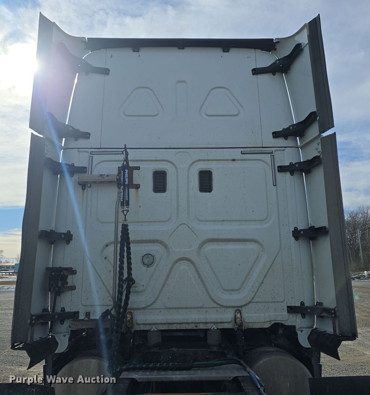 image for item DO7741 2014 Freightliner Cascadia semi truck