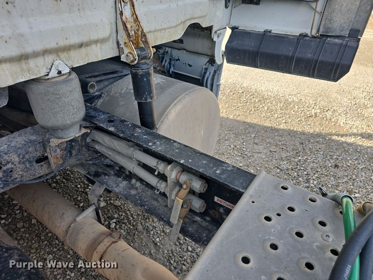 image for item DO7741 2014 Freightliner Cascadia semi truck