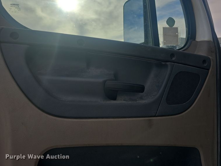 image for item DO7741 2014 Freightliner Cascadia semi truck