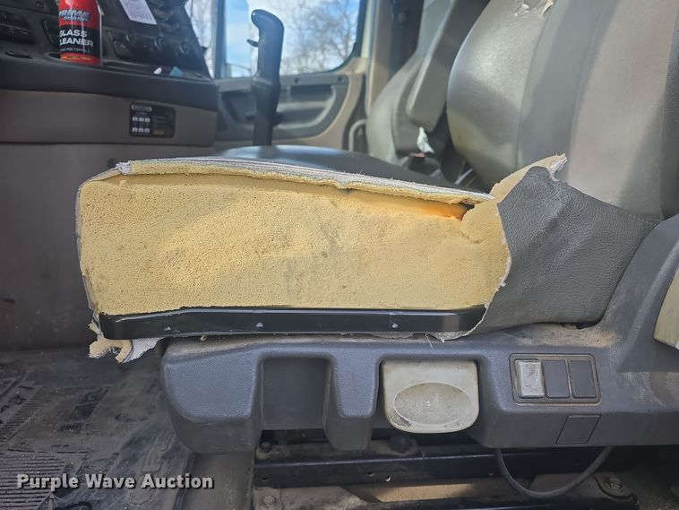 image for item DO7741 2014 Freightliner Cascadia semi truck