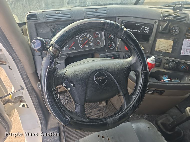 image for item DO7741 2014 Freightliner Cascadia semi truck