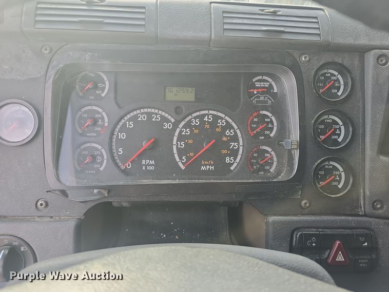 image for item DO7741 2014 Freightliner Cascadia semi truck