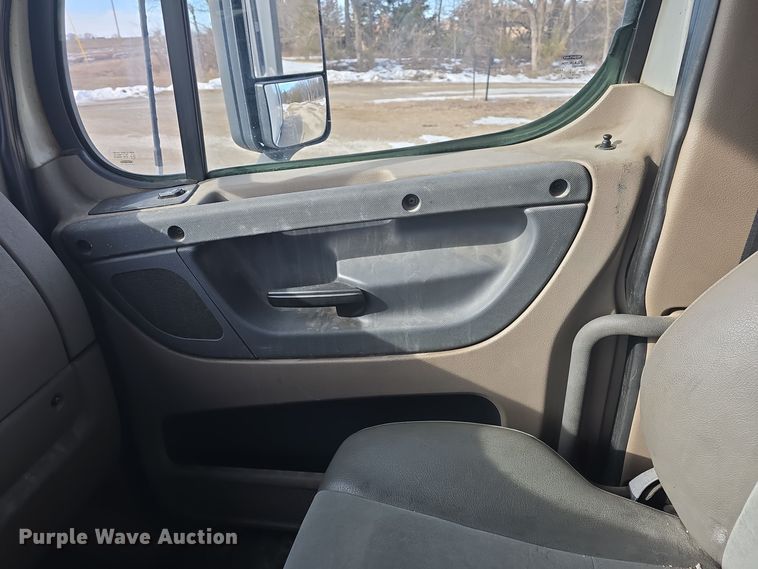 image for item DO7741 2014 Freightliner Cascadia semi truck