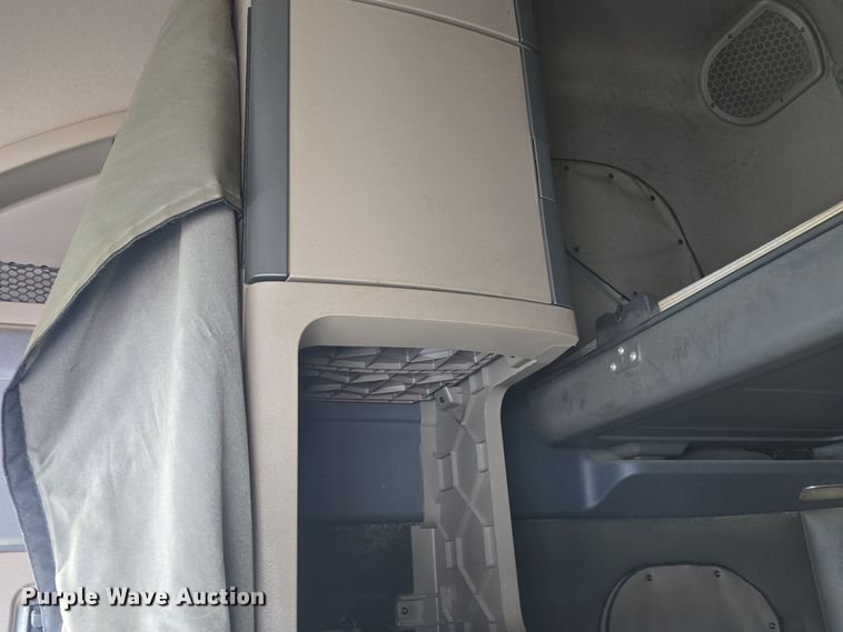 image for item DO7741 2014 Freightliner Cascadia semi truck