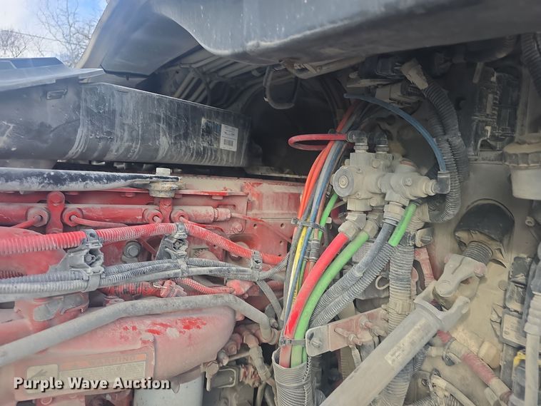 image for item DO7741 2014 Freightliner Cascadia semi truck