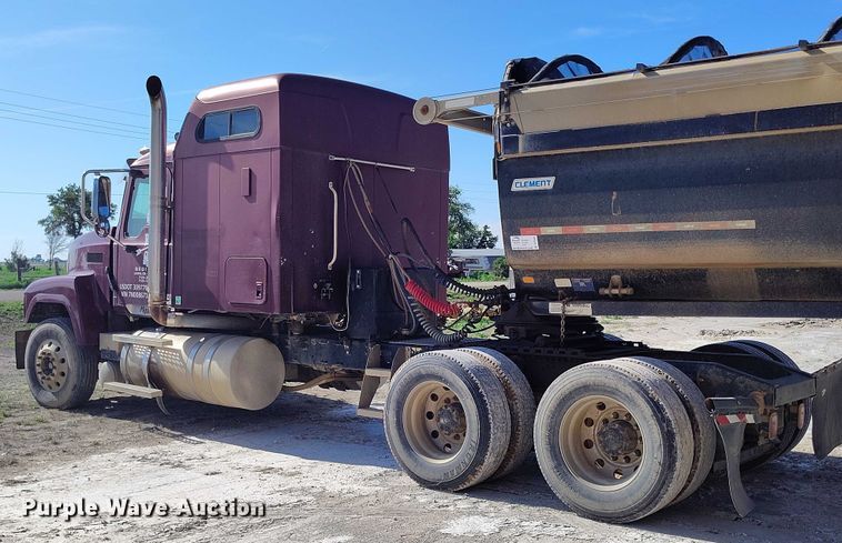 image for item DP4998 2007 Mack CHN613 semi truck