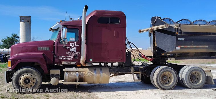 image for item DP4998 2007 Mack CHN613 semi truck