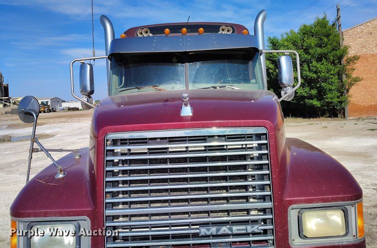 image for item DP4998 2007 Mack CHN613 semi truck