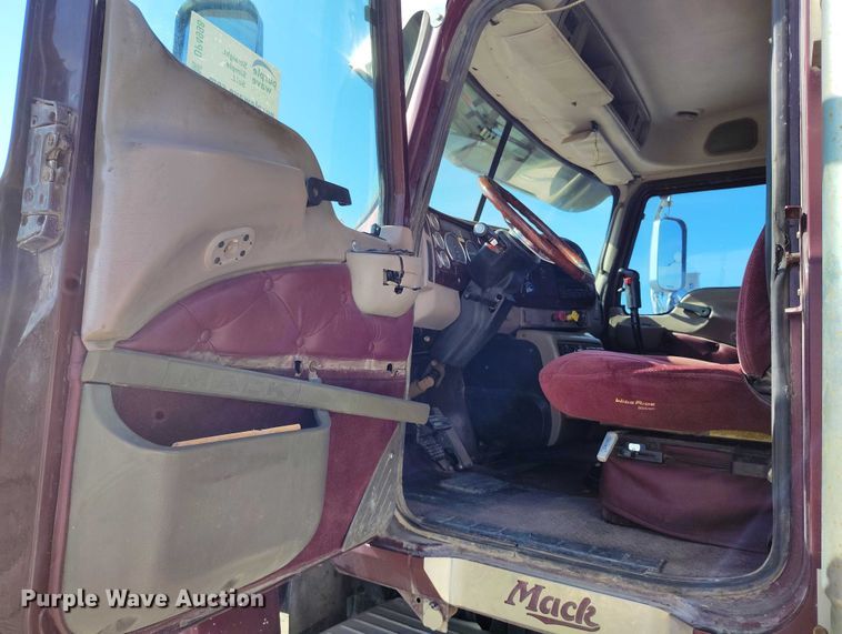 image for item DP4998 2007 Mack CHN613 semi truck