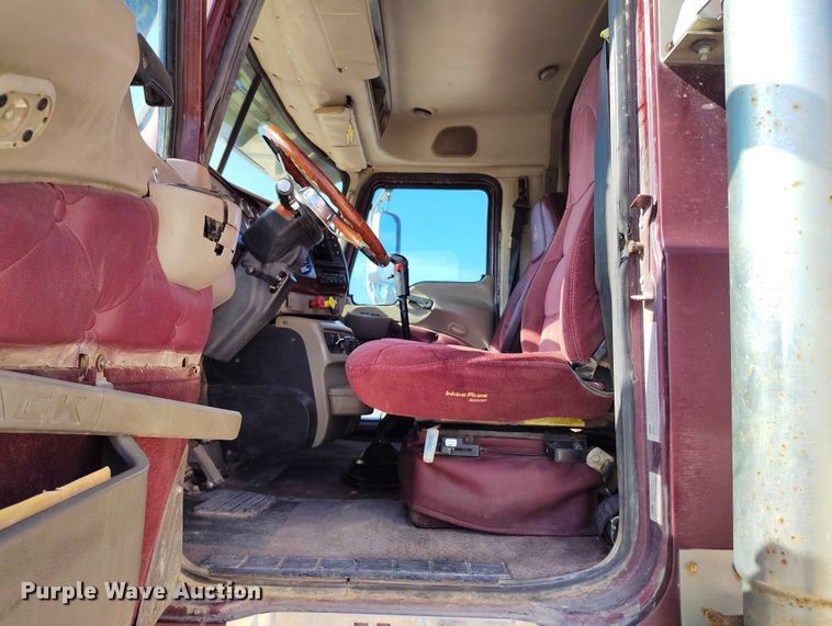 image for item DP4998 2007 Mack CHN613 semi truck