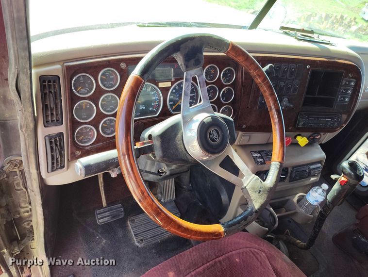 image for item DP4998 2007 Mack CHN613 semi truck