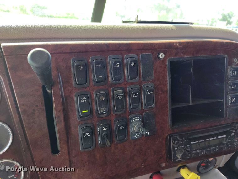 image for item DP4998 2007 Mack CHN613 semi truck