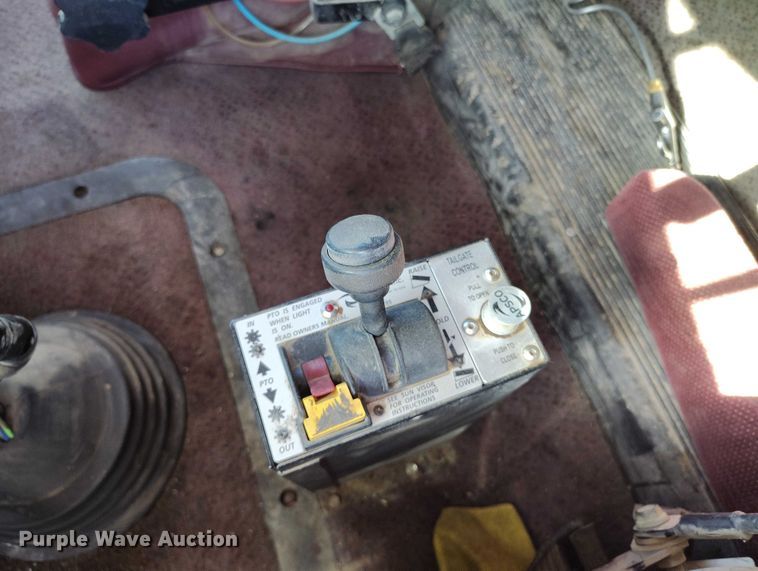 image for item DP4998 2007 Mack CHN613 semi truck