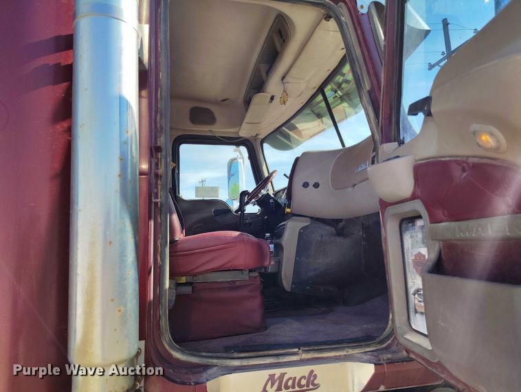 image for item DP4998 2007 Mack CHN613 semi truck