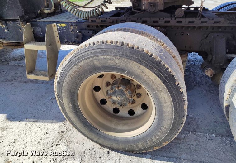 image for item DP4998 2007 Mack CHN613 semi truck