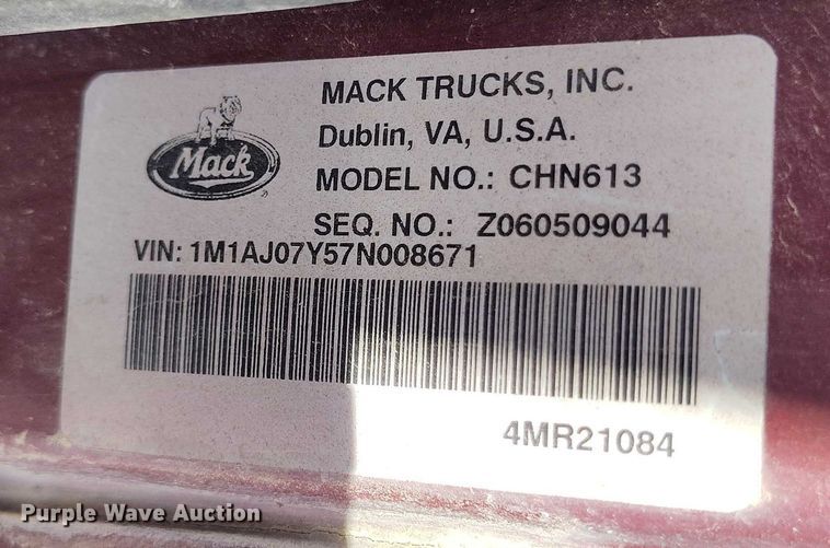 image for item DP4998 2007 Mack CHN613 semi truck