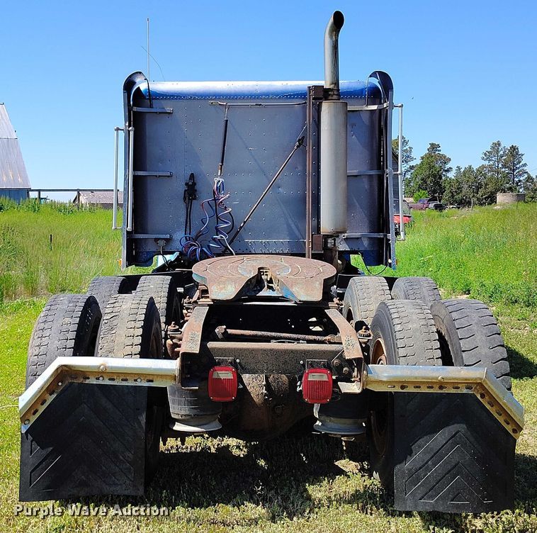 image for item DP5009 1993 Freightliner FLD semi truck