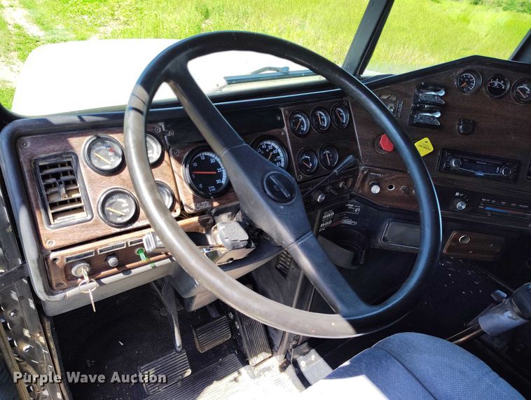 image for item DP5009 1993 Freightliner FLD semi truck