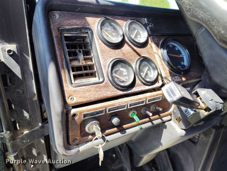 image for item DP5009 1993 Freightliner FLD semi truck