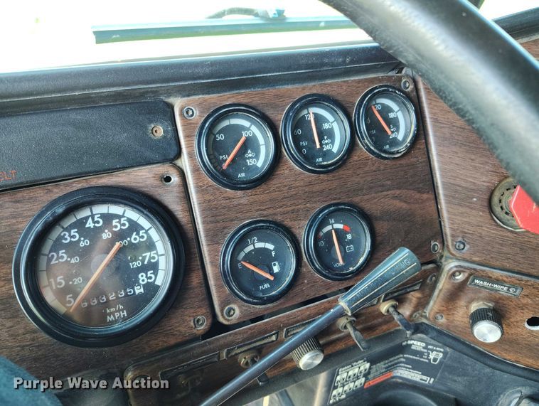 image for item DP5009 1993 Freightliner FLD semi truck