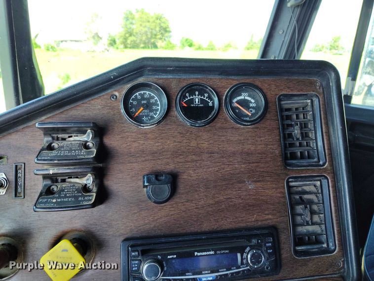 image for item DP5009 1993 Freightliner FLD semi truck