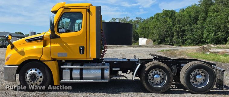 image for item DR3777 2021 Freightliner Cascadia 126 semi truck