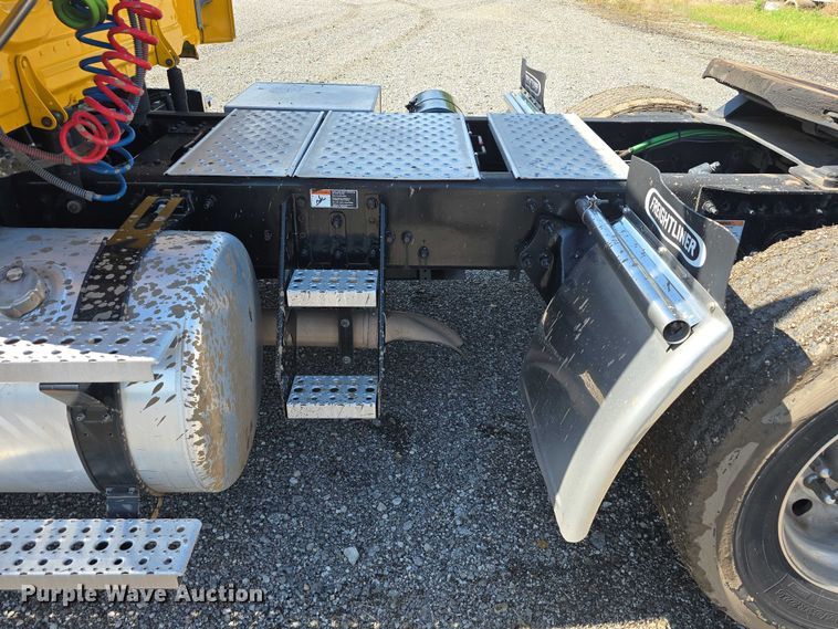 image for item DR3777 2021 Freightliner Cascadia 126 semi truck