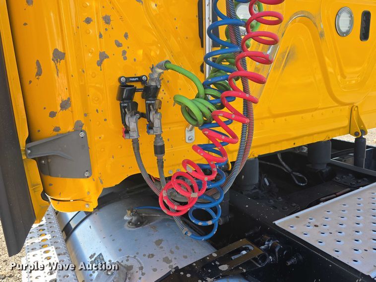 image for item DR3777 2021 Freightliner Cascadia 126 semi truck