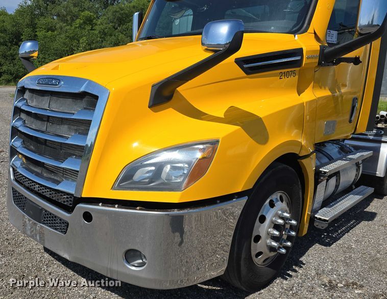 image for item DR3777 2021 Freightliner Cascadia 126 semi truck