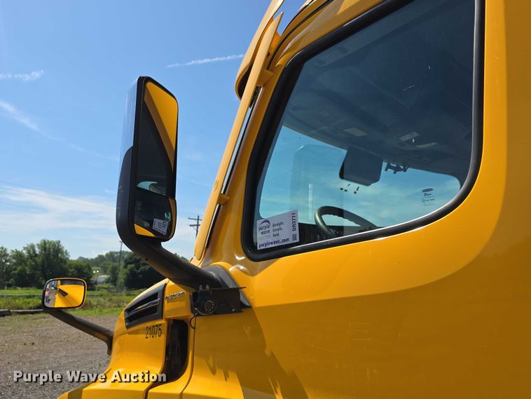 image for item DR3777 2021 Freightliner Cascadia 126 semi truck