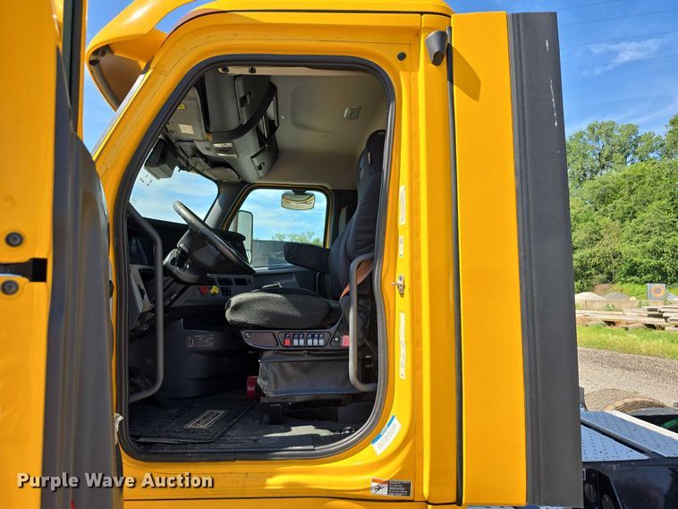 image for item DR3777 2021 Freightliner Cascadia 126 semi truck