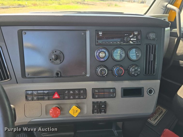 image for item DR3777 2021 Freightliner Cascadia 126 semi truck