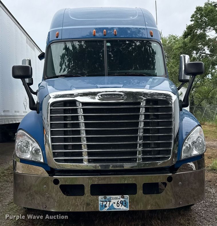 image for item DS3759 2011 Freightliner Cascadia semi truck