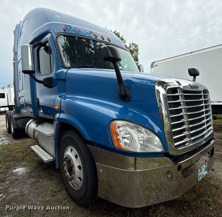 image for item DS3759 2011 Freightliner Cascadia semi truck
