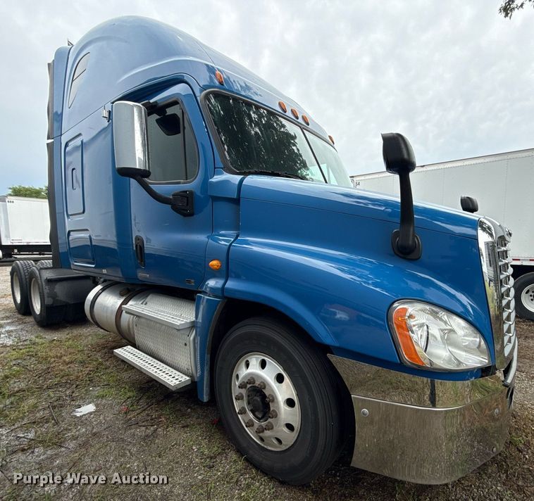 image for item DS3759 2011 Freightliner Cascadia semi truck