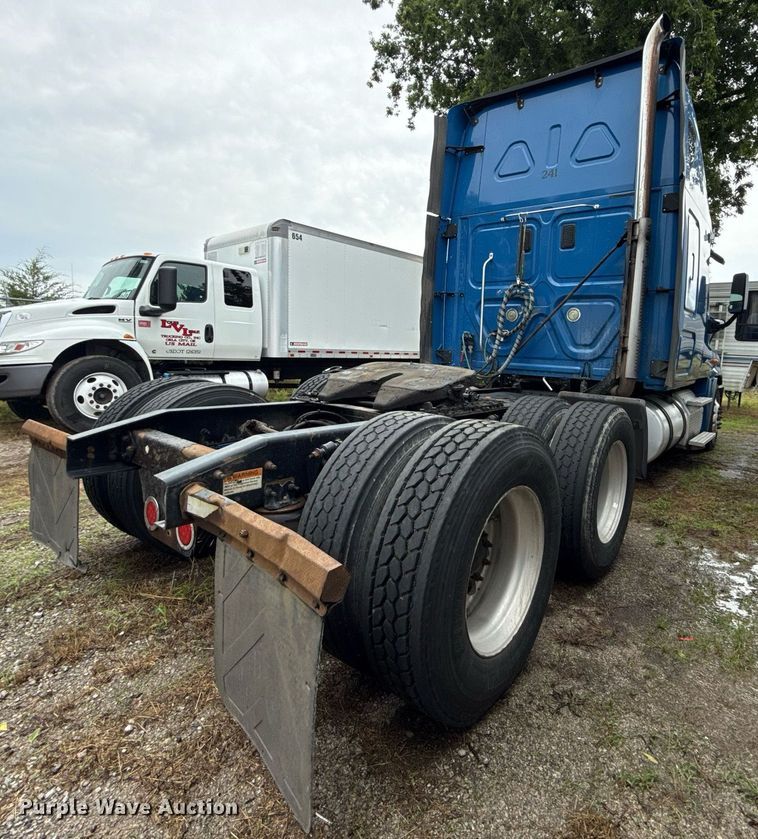 image for item DS3759 2011 Freightliner Cascadia semi truck