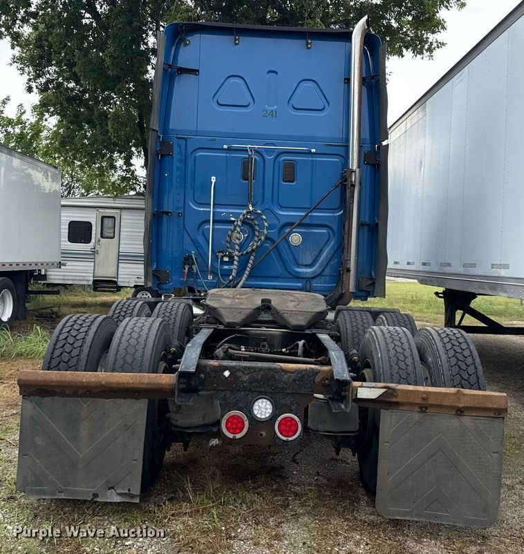 image for item DS3759 2011 Freightliner Cascadia semi truck