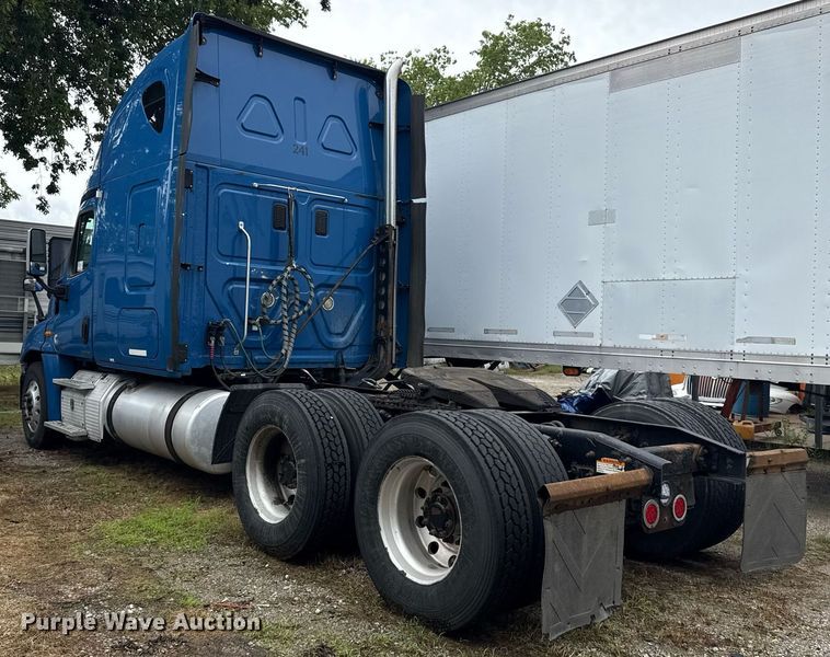 image for item DS3759 2011 Freightliner Cascadia semi truck