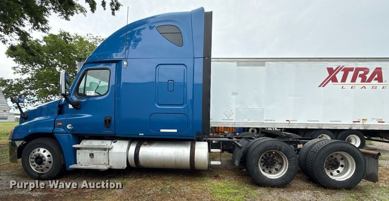 image for item DS3759 2011 Freightliner Cascadia semi truck