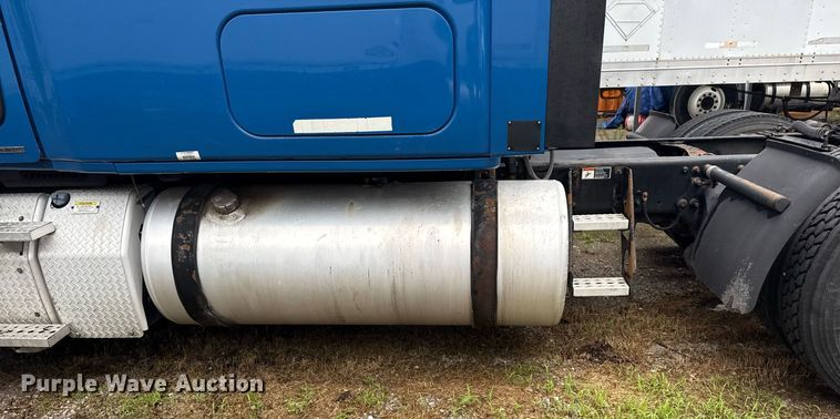 image for item DS3759 2011 Freightliner Cascadia semi truck