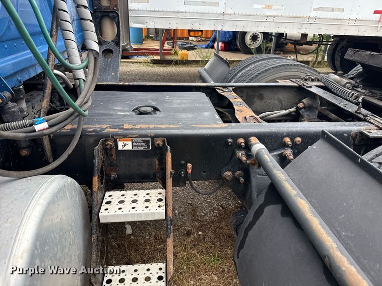 image for item DS3759 2011 Freightliner Cascadia semi truck