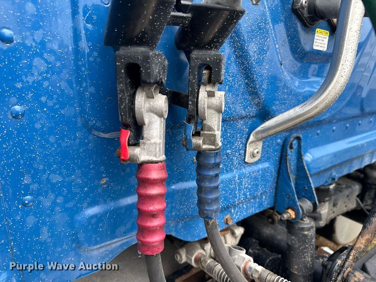 image for item DS3759 2011 Freightliner Cascadia semi truck