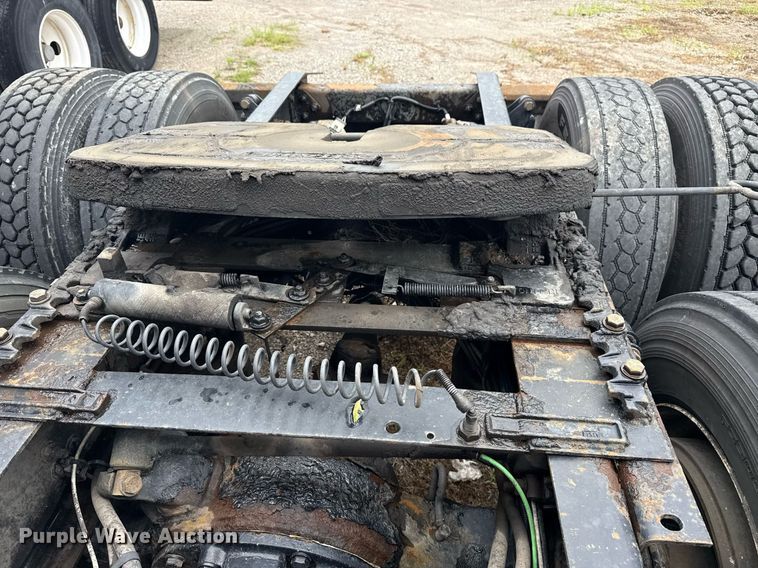 image for item DS3759 2011 Freightliner Cascadia semi truck