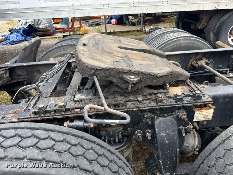 image for item DS3759 2011 Freightliner Cascadia semi truck