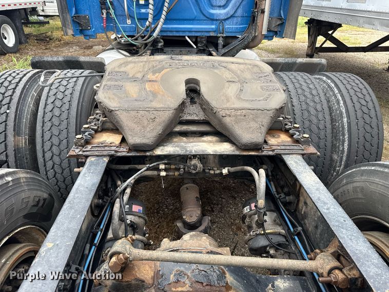 image for item DS3759 2011 Freightliner Cascadia semi truck