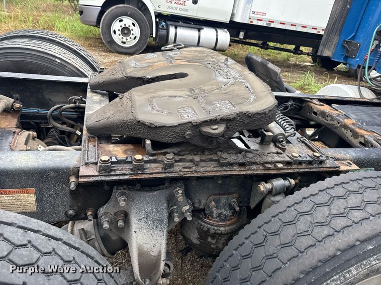 image for item DS3759 2011 Freightliner Cascadia semi truck