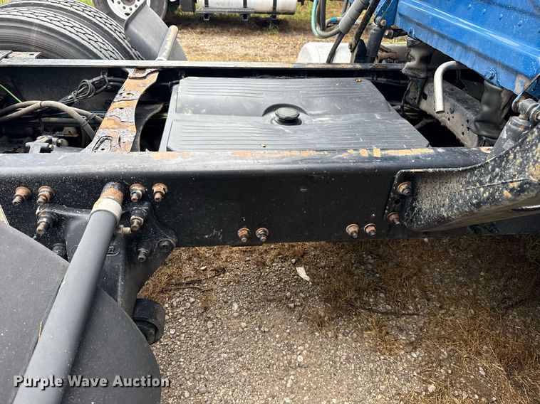 image for item DS3759 2011 Freightliner Cascadia semi truck